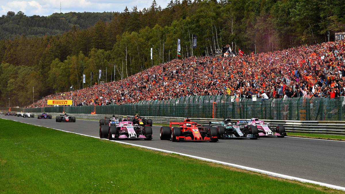 RENNEN 13 - BELGIEN: Umgekehrtes Bild in Spa. Polesetter Hamilton muss Vettel in der ersten Runde passieren lassen, der fährt den Sieg trotz Safety Car und spannenden Boxenstopps nach Hause. 17 Punkte beträgt Hamiltons Vorsprung noch