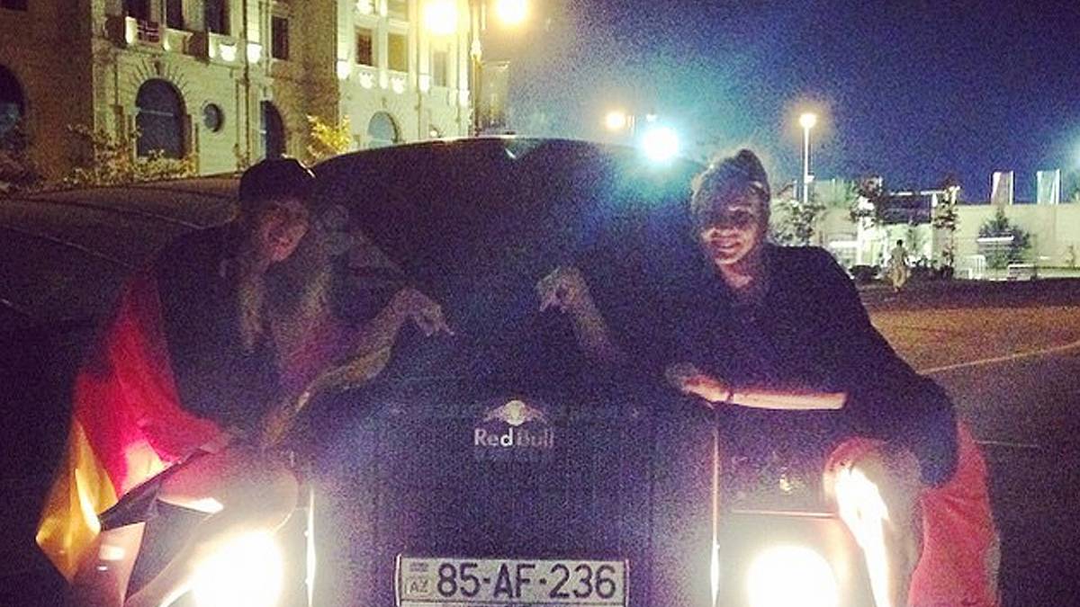 Saskia Hippe (r.) und eine weitere Teamkollegin warten auf den Beginn der Red Bull Party