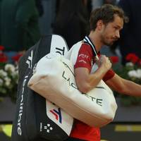 Tennis-Star Daniiel Medvedev gibt beim ATP-Turnier in Madrid auf. Dem Russen plagen Oberschenkelprobleme.
