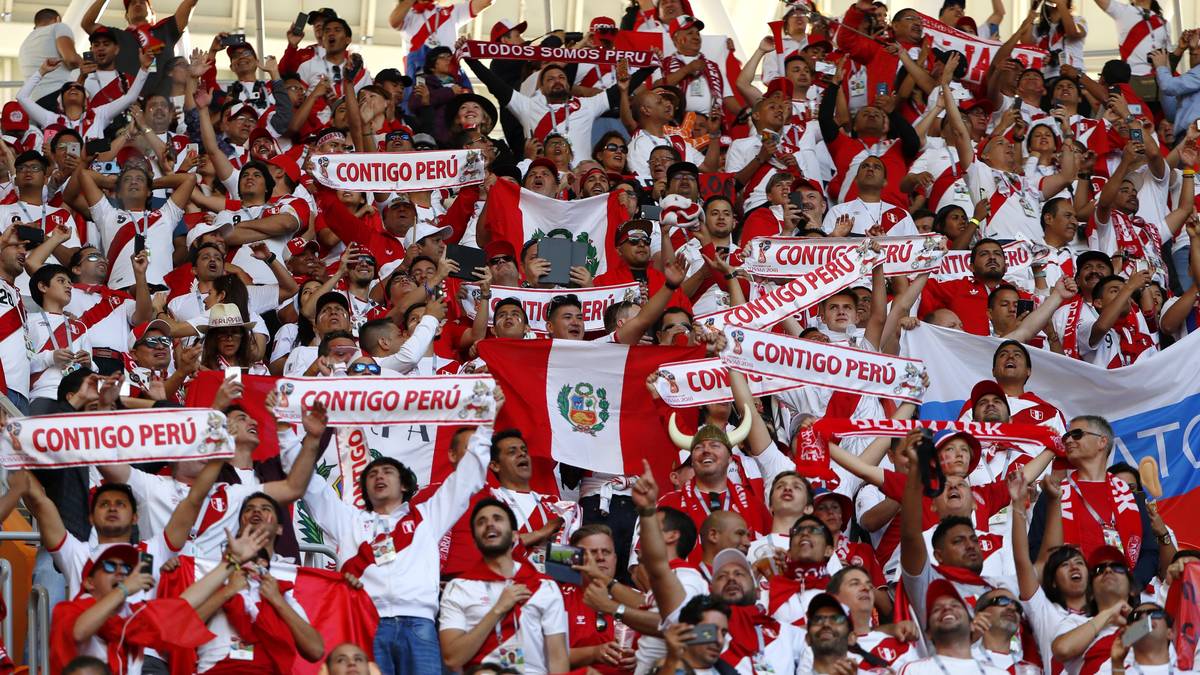 Die peruanischen Fans feiern beim Auftakt ihrer Mannschaft gegen Dänemark eine Party