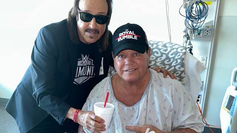 Jerry Lawler (r., mit Weggefährte Jimmy Hart) hat einen Schlaganfall überstanden