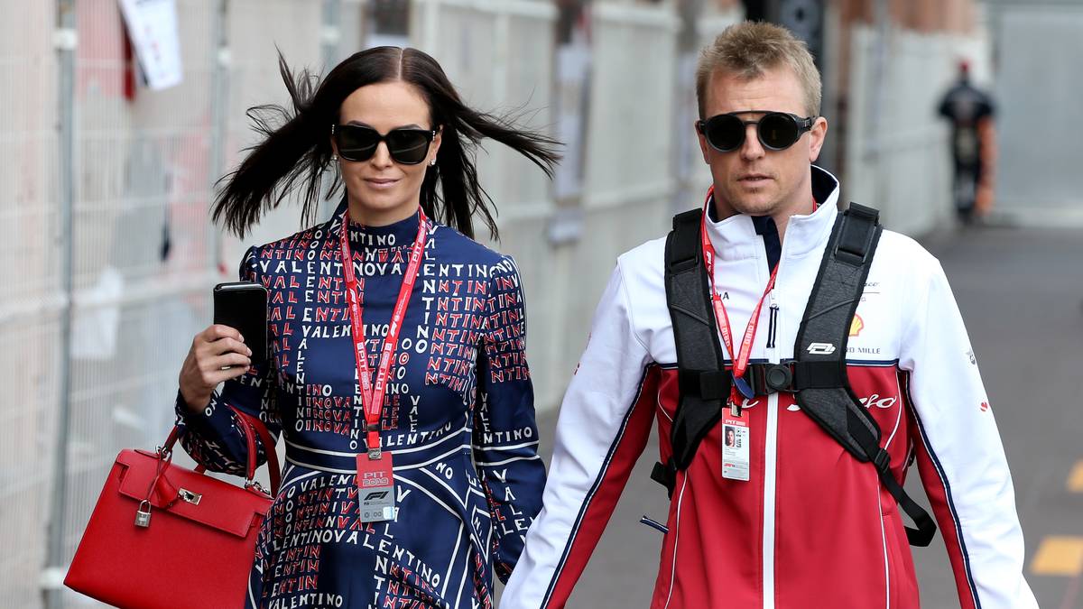 Auch Kimi Räikkönen ist in Begleitung, er hat seine Ehefrau Minttu mit an die Strecke gebracht
