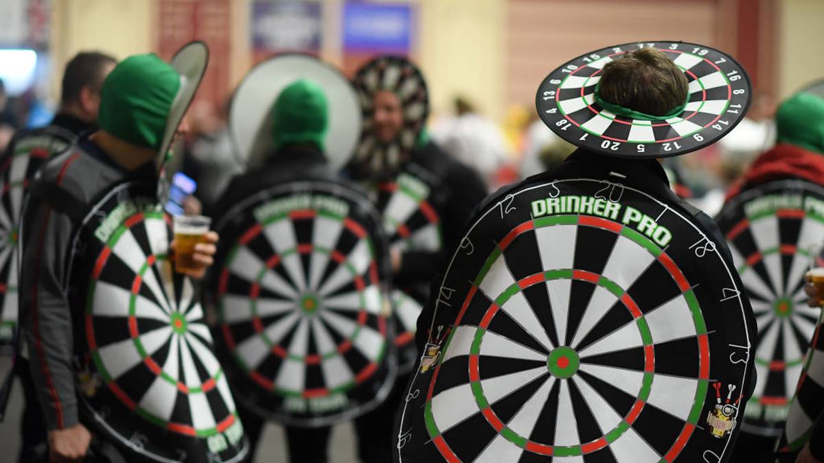 Was wäre eine Darts-WM ohne Dartscheiben? Zum Glück sind die Fans bestens vorbereitet