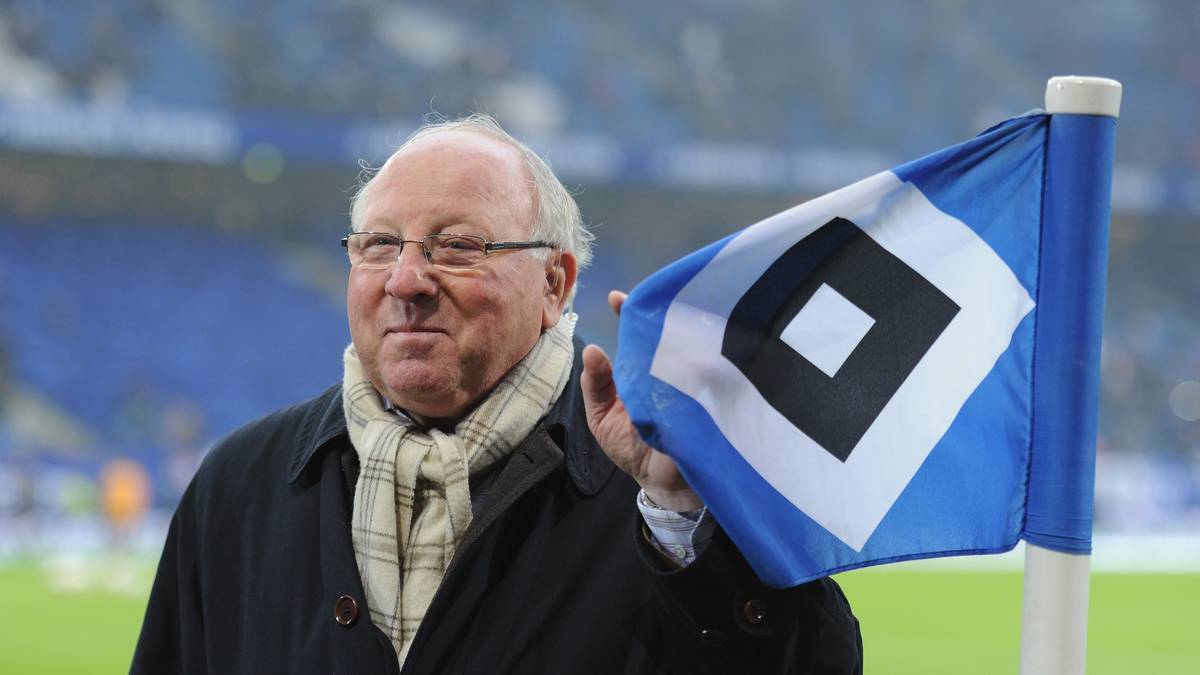 Mit eigenen Toren kann Seeler seinem HSV in den zuletzt schwierigen Jahren nicht mehr helfen, deswegen bleibt ihm oft nichts anderes übrig als am Spielfeldrand mitzuleiden und, wenn möglich, gute Miene zu holprigem Spiel zu machen