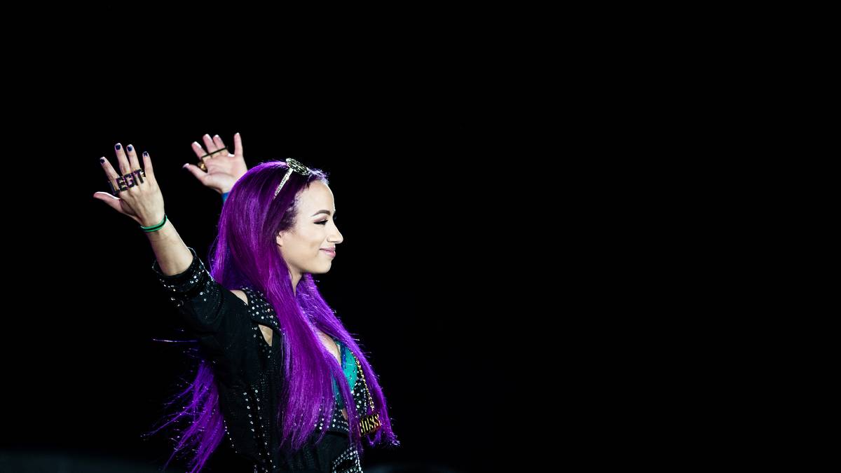 Kurz vor Jahresende 2017 dann aber der neue Schock: In einem Tag Team Match gibt es ein Missverständnis mit Gegnerin Sasha Banks (Foto), die sie mit einem Tritt in den Rücken unvorbereitet trifft und einen Kollaps verursacht