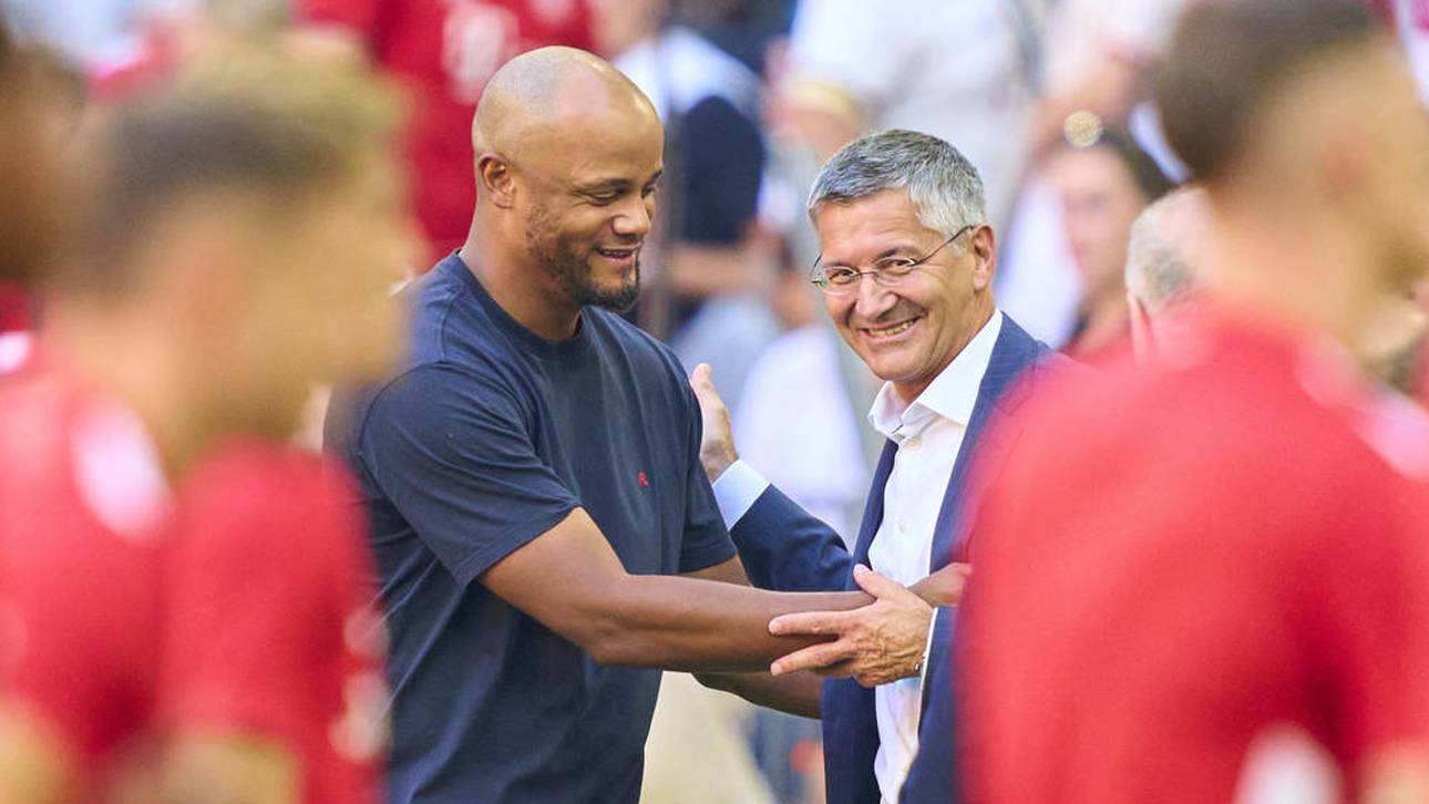 Vincent Kompany (l.) wird von Bayern-Präsident Herbert Hainer (r.) in höchsten Tönen gelobt