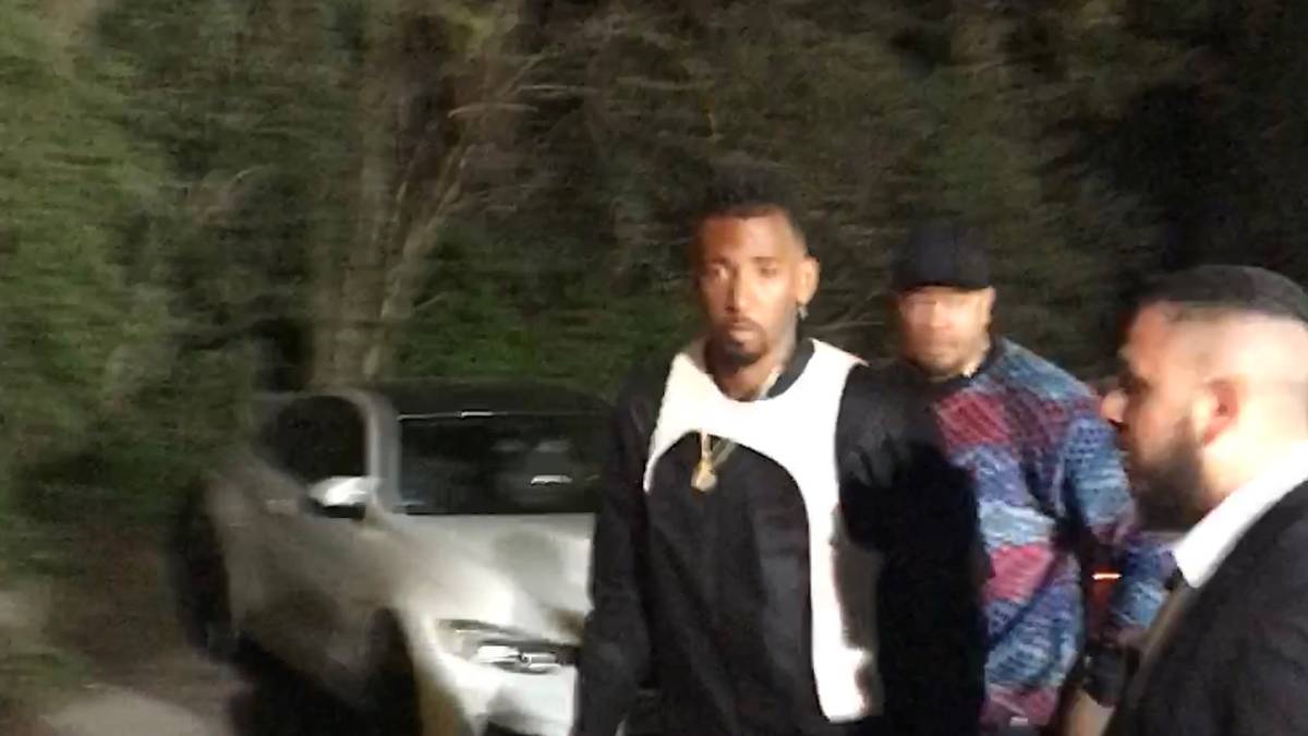 Der Gastgeber ist da: Boateng fährt vor dem Club im Münchner Viertel Altstadt-Lehel vor