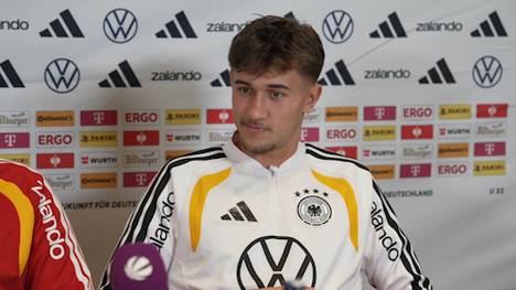 Tom Bischof führt die U21-Nationalmannschaft als Kapitän auf den Platz. Winkt da bald die A-Elf-Nominierung?