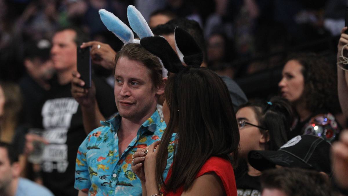 Nun aber geht die eigentliche Show los - auch der hasenbeohrte Edelfan und "Kevin-allein-zu-Haus"-Darsteller Macauley Culkin wartet gespannt, was noch passieren wird