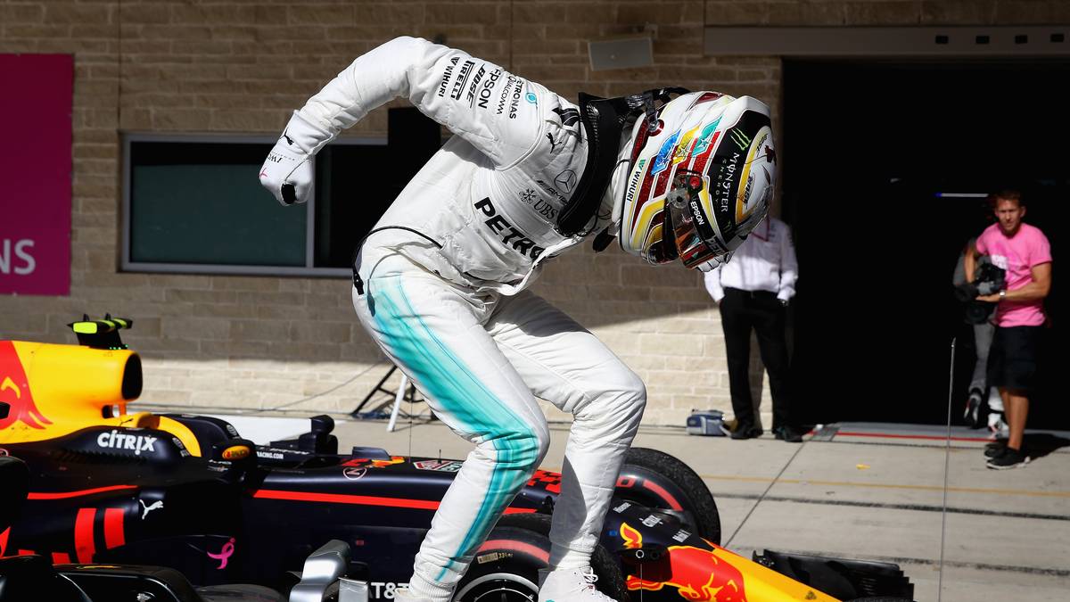 17. RENNEN, AUSTIN: In dem Land der großen Shows fühlt sich Hamilton pudelwohl - auch hinter dem Steuer. Zwar verliert der Brite das Startduell gegen Vettel - doch Hamilton lässt den Ferrari-Piloten nicht wegziehen und reitet kurz darauf eine erfolgreiche Gegenattacke. Der WM-Titel ist zum Greifen nahe, Hamilton siegt vor Vettel. WM-STAND: Hamilton - Vettel 331:265