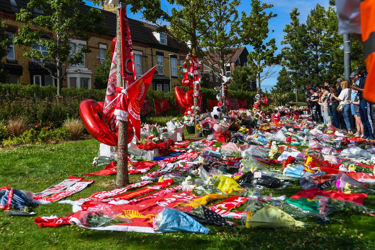 Der portugiesische Nationalspieler Diogo Jota ist bei einem Autounfall am Donnerstagmorgen in Spanien ums Leben gekommen. Der Offensivspieler des FC Liverpool wurde 28 Jahre alt. Die Liverpool-Fans trauern an der Anfield Road und können den Verlust ihres Stürmers nicht fassen.