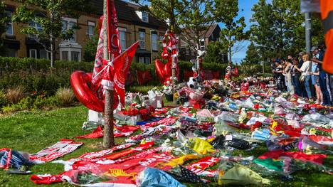 Der portugiesische Nationalspieler Diogo Jota ist bei einem Autounfall am Donnerstagmorgen in Spanien ums Leben gekommen. Der Offensivspieler des FC Liverpool wurde 28 Jahre alt. Die Liverpool-Fans trauern an der Anfield Road und können den Verlust ihres Stürmers nicht fassen.