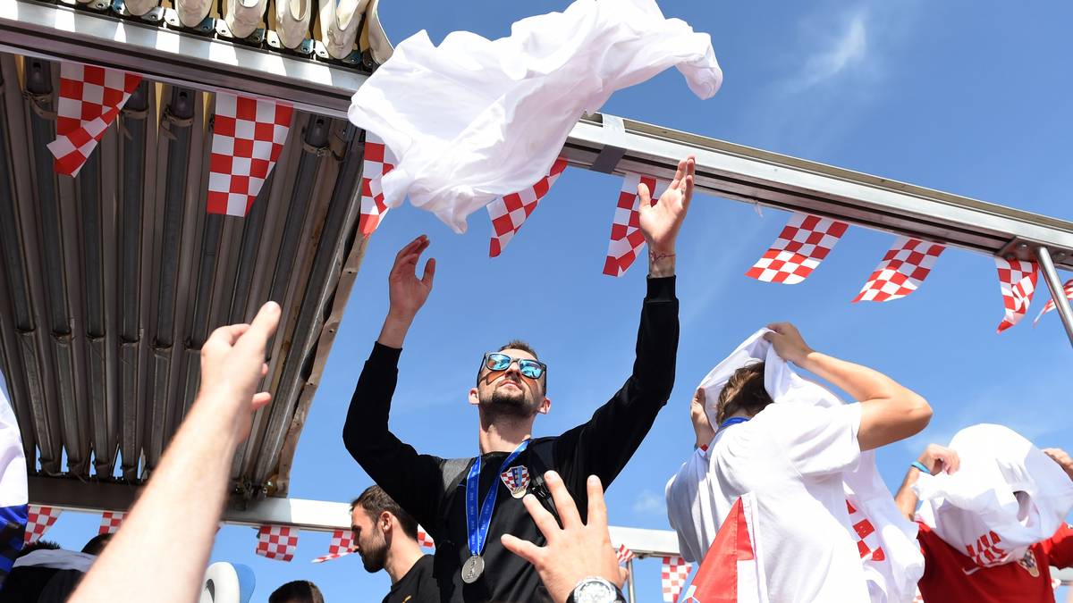 Auch Trikots werden in die Menge geworfen