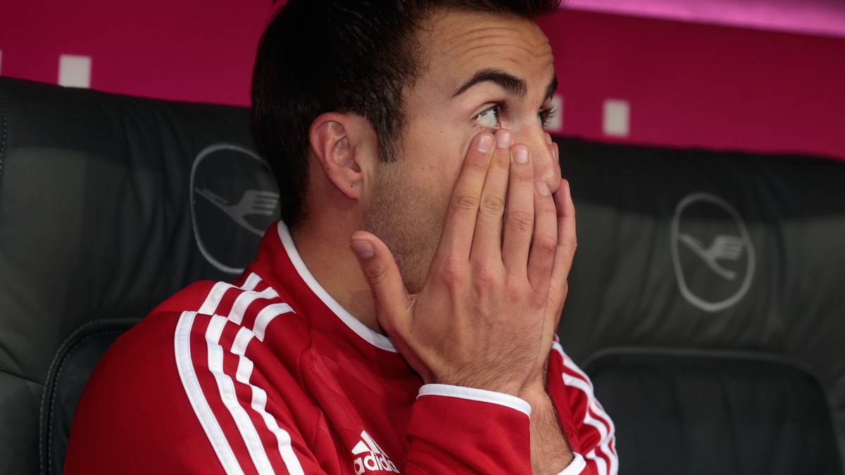 Aus gesundheitlicher Sicht ist die Spielzeit 2014/2015 eine gute. Aus sportlicher Sicht eher nicht. Auch in seiner zweiten Saison beim FC Bayern kann Götze nicht vollends überzeugen, häufig muss er auf der Bank Platz nehmen