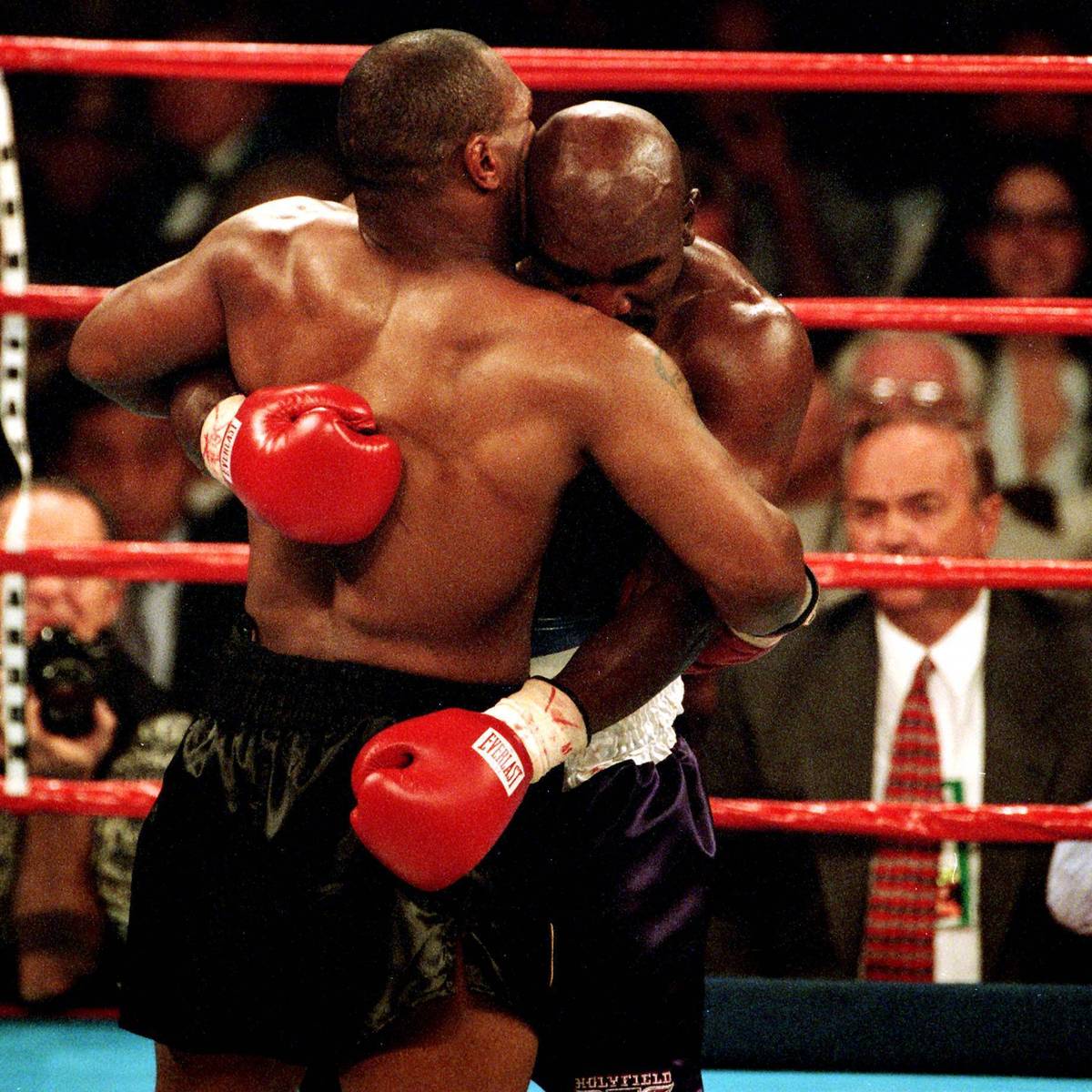 Der 28. Juni 1997 geht als einer der skandalösesten Tage in die Geschichte des Boxkampfs ein. Mike Tyson verliert gegen Evander Holyfield die Nerven.