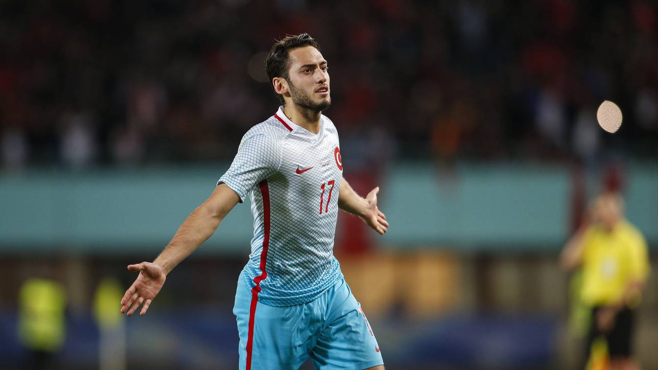 Hakan Calhanoglu verwandelt einen direkten Freistoß zum Ausgleich
