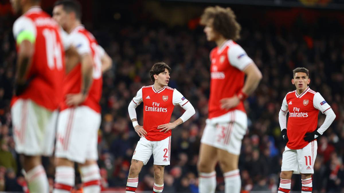 LONDON, ENGLAND - FEBRUARY 27: Hector Bellerin of Arsenal FC looks on during the UEFA Europa League round of 32 second leg match between Arsenal FC and Olympiacos FC at Emirates Stadium on February 27, 2020 in London, United Kingdom. (Photo by Julian Finney/Getty Images)