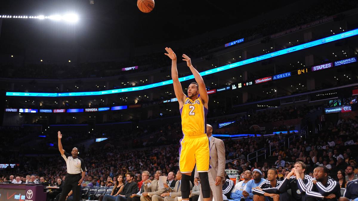 Elias Harris steht 2013 immerhin elf Minuten für die Los Angeles Lakers auf dem Parkett. In zwei Begegnungen gegen die Denver Nuggets und Golden State Warriors gelingen dem heute 26-jährigen Small Forward allerdings keine Zähler. Für Harris führt der Weg von L.A. dann schnell zu den Brose Baskets Bamberg in die Beko BBL zurück nach Deutschland