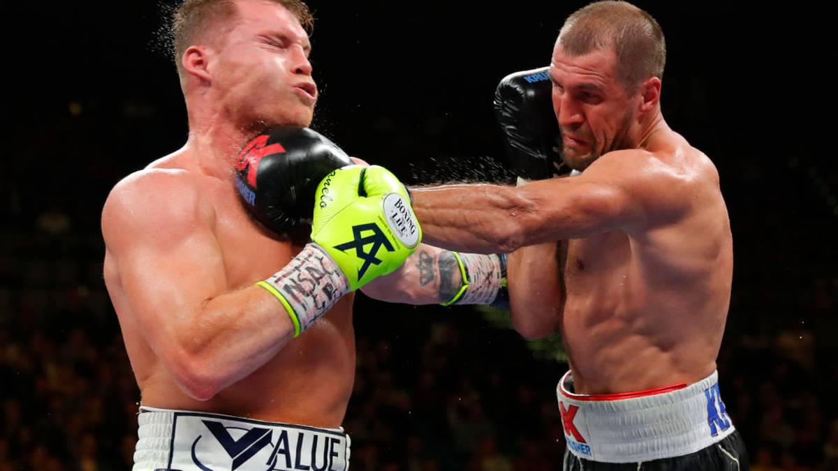 ... und er übernimmt ab der siebten Runde sogar völlig die Oberhand. Immer wieder treibt er Álvarez zurück. Was Kovalev noch nicht weiß: Er tappt genau in die Falle seines Gegenübers. "Canelos" Taktik geht auf