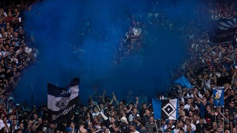 Fans vom Hamburger SV zünden ein Feuerwerk