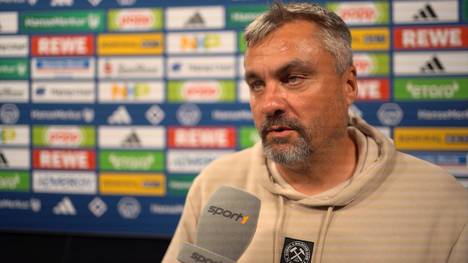 Schalkes Mega-Talent Assan Ouédraogo zeigt beim Auftakt gegen den Hamburger SV eine starke Leistung. Sein Trainer Thomas Reis hofft, dass der 17-Jährige auch in Zukunft ruhig bleibt und nicht abhebt.