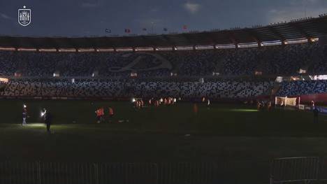Gerade trainieren die Spanier fürs Länderspiel gegen Georgien, da fallen plötzlich die Flutlichter aus...