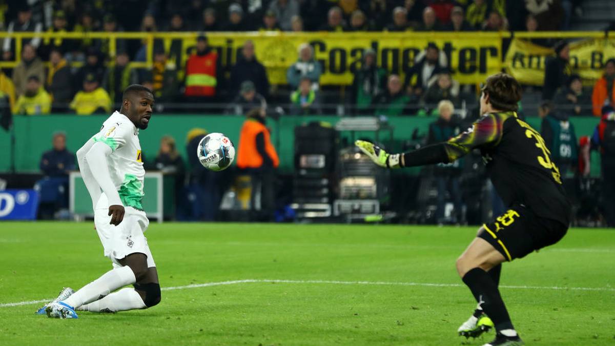 MARCUS THURAM: Bindet durch seine Wucht die komplette BVB-Verteidigung, auch wenn ihm längst nicht alles gelingt. Ist zur Stelle, als Wendt die perfekte Flanke bringt und er per Kopf zur Führung trifft  SPORT1-Note: 2 