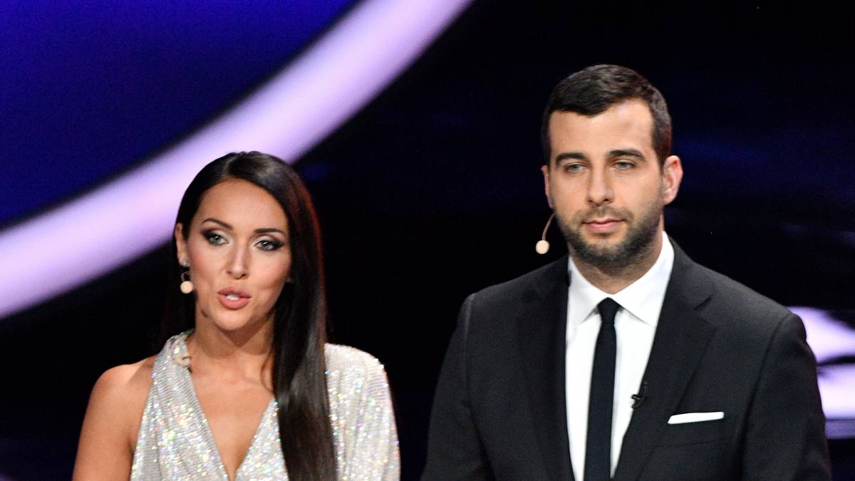 Während Urgant seinem Anzug treu bleibt, wechselt die Sängerin mehrmals ihr Outfit