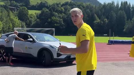 Nico Schlotterbeck schuftet nach seinem Meniskusriss im linken Knie an seinem Comeback. Auf Nachfrage eines Fans verrät er, wann es so weit sein könnte.