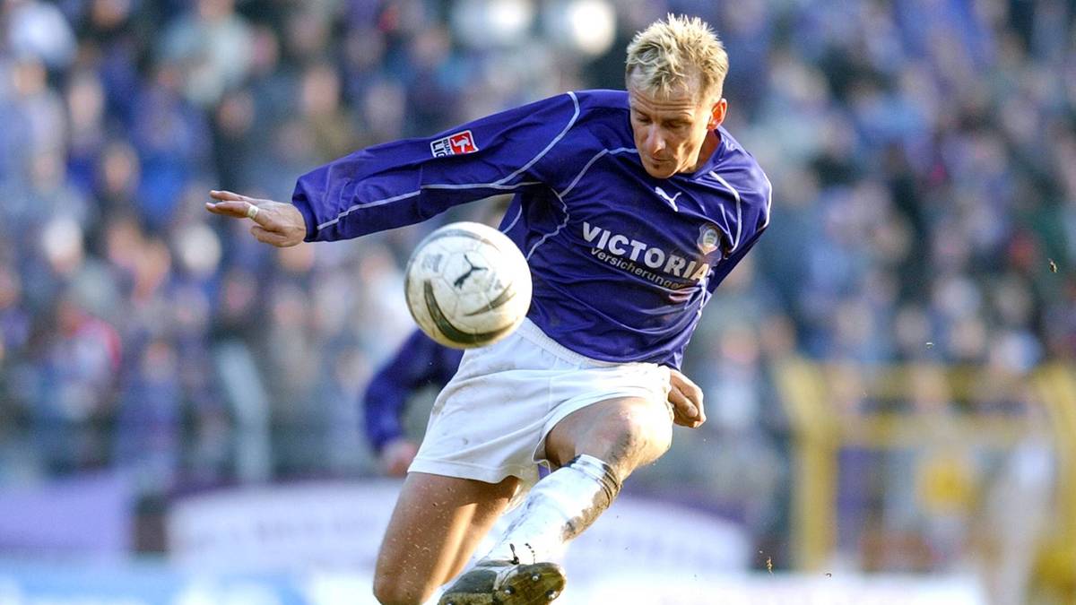 Im April 2004 weist bei Kay-Uwe Jendrossek (Aue) die Dopingprobe die Einnahme eines kortisonhaltigen Medikaments nach. Urteil: sechs Spiele Sperre