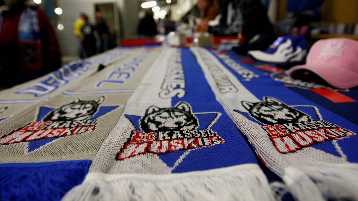EISHOCKEY - KASSEL HUSKIES: Die größten Erfolge feierte der Klub im Jahre 1997 als deutscher Vizemeister und 2004 als deutscher Vizepokalsieger. Insgesamt fünf Insolvenzen mussten die Huskies durchstehen, ehe in der Oberliga Hessen der Neustart gewagt wurde