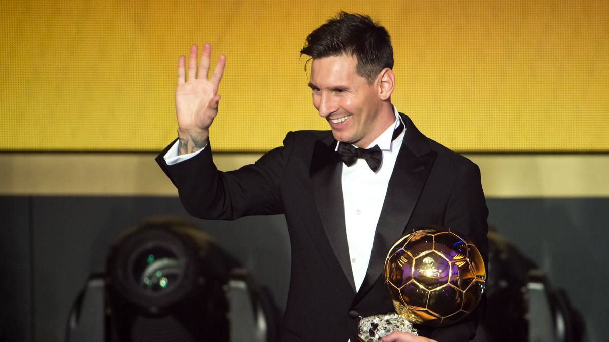Den Ballon d'Or hat Messi insgesamt fünf Mal eingeheimst (2009, 2010, 2011, 2012, 2015). Nur sein Dauerrivale Cristiano Ronaldo wurde ebenso oft zum besten Fußballer der Welt gewählt (2008, 2013, 2014, 2016, 2017)