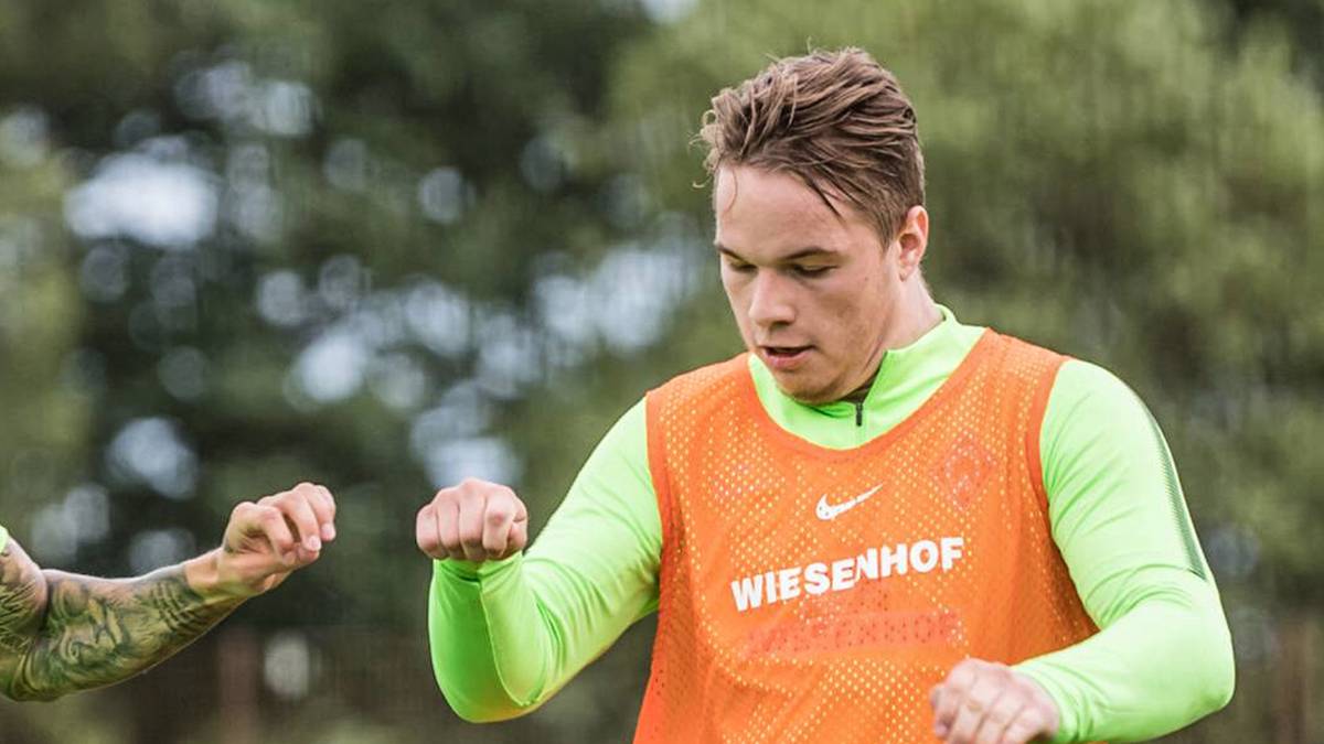 NIKLAS SCHMIDT (Werder Bremen): Auch der Bremer Youngster erschien mit ein paar Kilos zu viel beim Trainingsauftakt. Das ärgerte Mitspieler Robert Bauer. Laut "Bild" sagte er: "Wir sind hier einer weniger, der läuft ja nicht mit!" Bald geht es ins Trainingslager, da dürften Schmidt einige Extraschichten erwarten