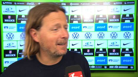 Nach dem geschafften Klassenerhalt scherzen Christian Heidel und Bo Henriksen über einen gemeinsamen Urlaub. 