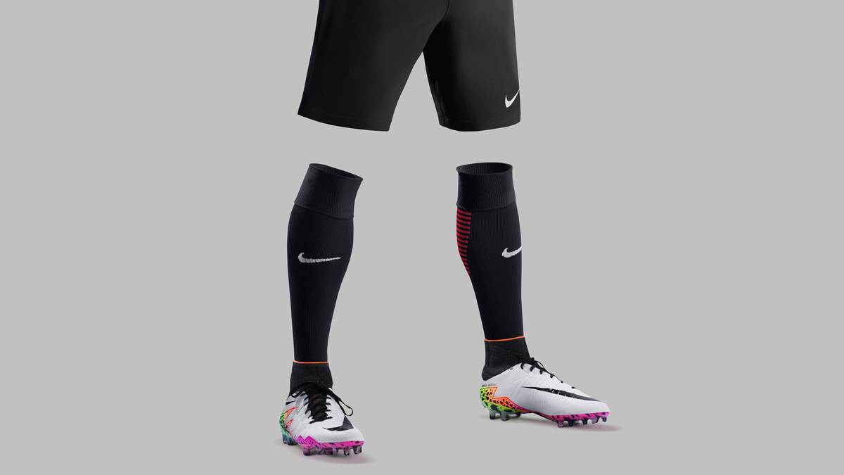 Farblich auffällig ist der Übergang von rot in schwarz, der bereits am unteren Ende der Trikots beginnt