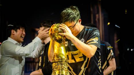 Er ist einer der besten ADCs aller Zeiten und revolutionierte die Spielweise auf der Botlane. Mitte des Jahres kündigte Jian "Uzi" Zi-Hao sein Karriereende an.