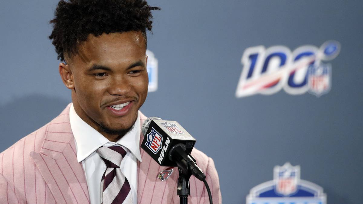 Pick Nr. 1 - KYLER MURRAY (Quarterback, Oklahoma) - Arizona Cardinals: Bereits in der High School wollte der aktuelle Cards-Coach Kliff Kingsbury Murray abwerben. Daher ist der Pick wenig überraschend. Die Fähigkeiten des Quarterbacks, der beinahe Baseball-Profi geworden wäre, sind unbestritten. Seine Größe ist seit dem Combine kein Thema mehr