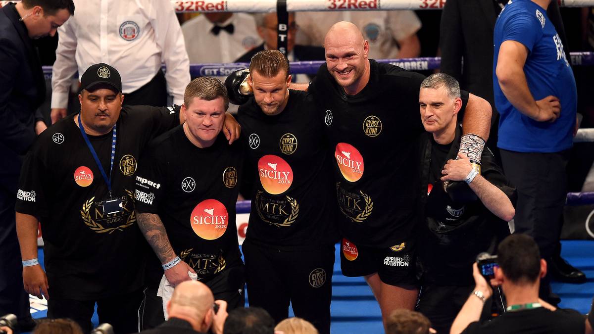 Nach seinem 26. Sieg posiert Fury mit seinem Team und lässt sich feiern