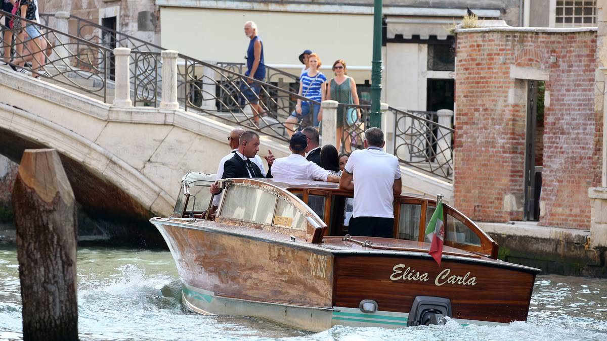 Auf dem Canale Grande steuert das Traumpaar den Hafen der Ehe an