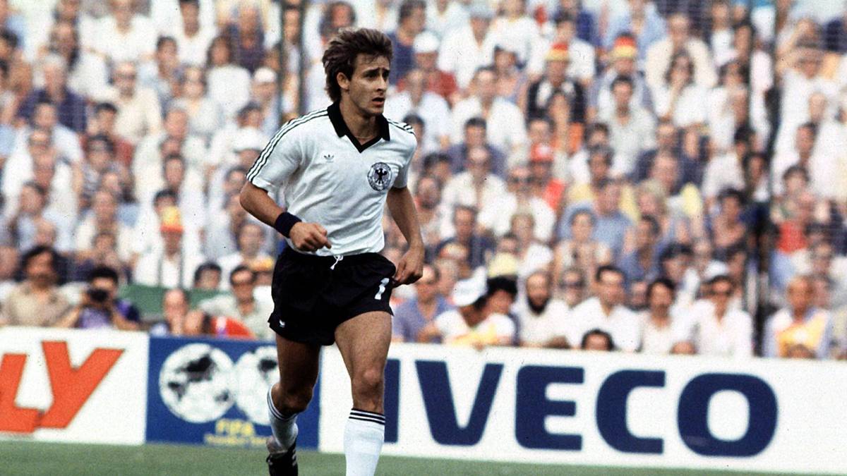 1982 - PIERRE LITTBARSKI (Deutschland, 6 Tore): Als bislang einziger Deutscher wurde Littbarski 1982 Torschützenkönig einer U21-EM. Zum Titel reichte es für den späteren Weltmeister jedoch nicht, in den Finalspielen zog das DFB-Team gegen England den Kürzeren