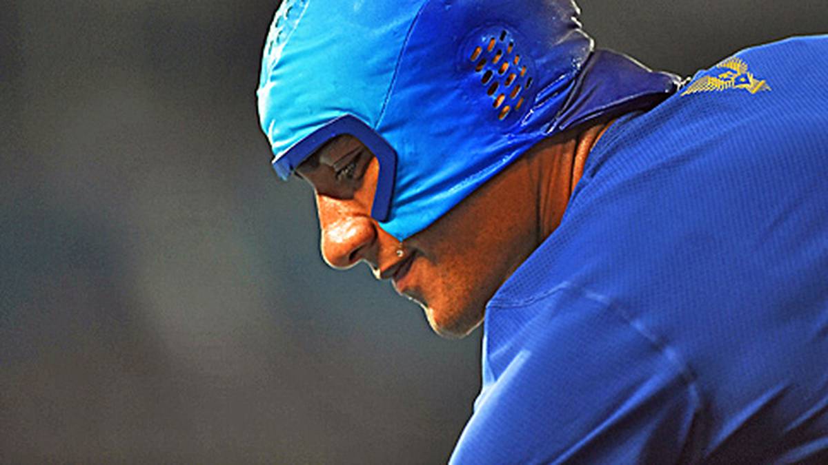 Nein, es ist keine Badekappe. Nein, Batman trägt nicht plötzlich Azurblau. Und nein, diese Maske ist nicht käuflich, sondern eine Maßanfertigung für den Kopf von Zehnkampf-Gigant Ashton Eaton. Der US-Amerikaner trägt sie beim Kampf um sein zweites olympisches Gold zwischendurch, sie soll kühlend wirken. Ein Hingucker ist diese Kopfbedeckung allemal