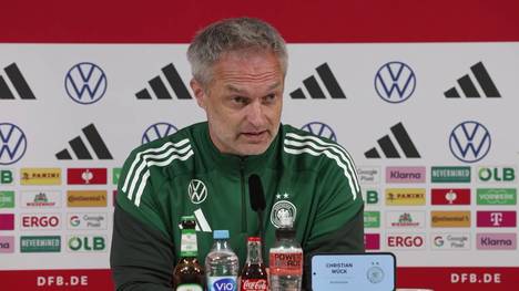 Bundestrainer Christian Wück hat nach der Kritik an seinem Kommunikationsstil innerhalb der Mannschaft das Gespräch mit den Spielerinnen gesucht. Man habe die Situation gemeinsam aufgearbeitet, das Thema sei intern geregelt.