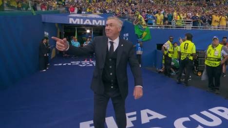 Brasiliens Fußball-Legende Ronaldinho lässt es sich nicht nehmen, beim dritten Gruppenspiel der Seleção vorbeizuschauen. Ganz zur Überraschung und Freude von Cheftrainer Carlo Ancelotti.