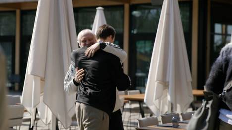 Vor den anstehenden beiden Testspielen der deutschen Nationalmannschaft, treffen die DFB-Stars gut gelaunt im Adidas Homeground ein.