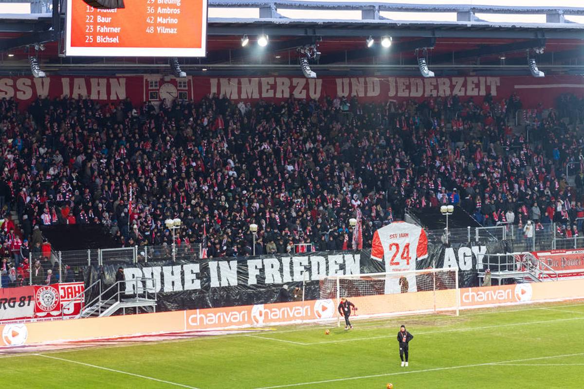 Das Spiel des SSV Jahn Regensburg steht ganz im Zeichen des plötzlichen Todes von Jahn-Spieler Agy Diawusie. Sportlich erleben die Zuschauer in Regensburg ein Auf und Ab - mit Happy End!