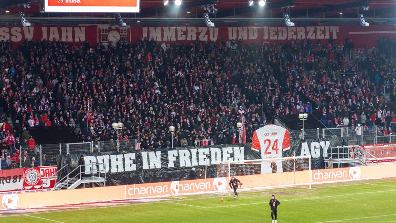 Ganzes Stadion trägt Trauer! Große Emotionen nach Tod von Regensburgs Diawusie