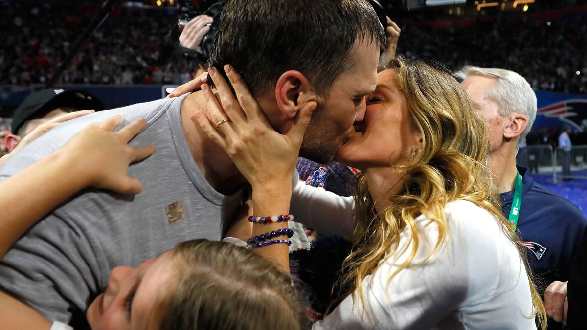 Brady gönnt sich einen ruhigen Moment mit der Familie. Von Ehefrau Gisele Bündchen gibt es ein Küsschen