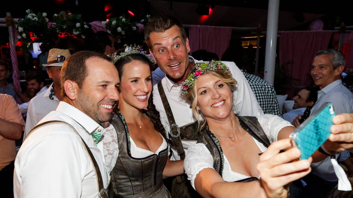 Ein Selfie für das Erinnerungsalbum. Die beiden Golf-Stars posieren in bayerischer Tracht zusammen mit Stensons Frau Emma und Garcias Verlobte Angela Akins
