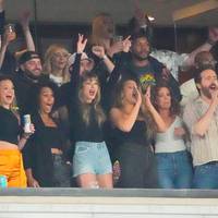 Taylor Swift feiert den nächsten Chiefs-Sieg im Stadion - und hat diesmal eine ganze Reihe von Superstars dabei. 