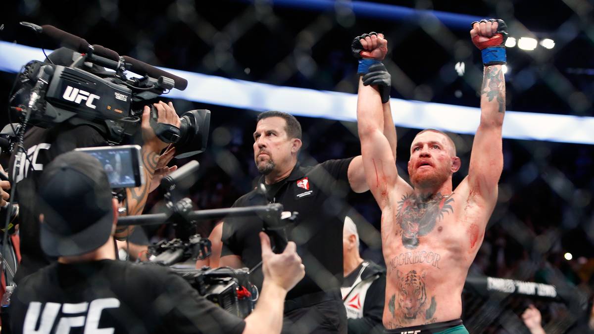 Zwei der drei Punktrichter erklären McGregor zum Sieger, einer wertet unentschieden. "Überraschung, Überraschung, der König ist zurück", meint der Ire